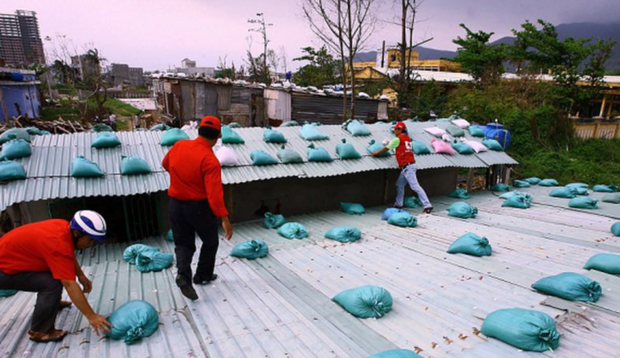 bao tải đè lên mái tôn